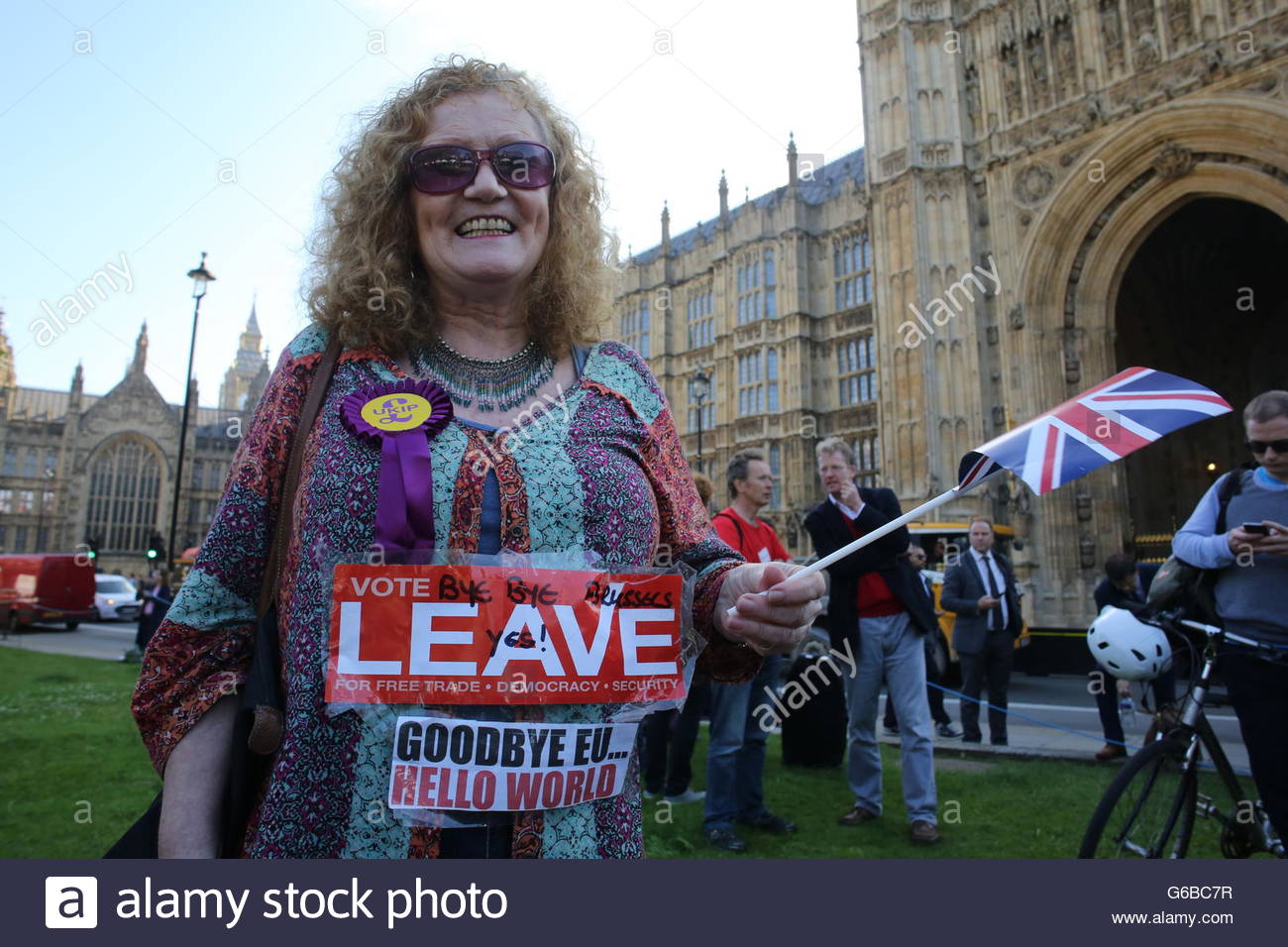 Westminster, London, UK. 24th June, 2016. Westminster, London, UK. 24 June, 2016.A Happy Leave campaigner celebrates Brexit. Credit:  reallifephotos/Alamy Live News Stock Photo