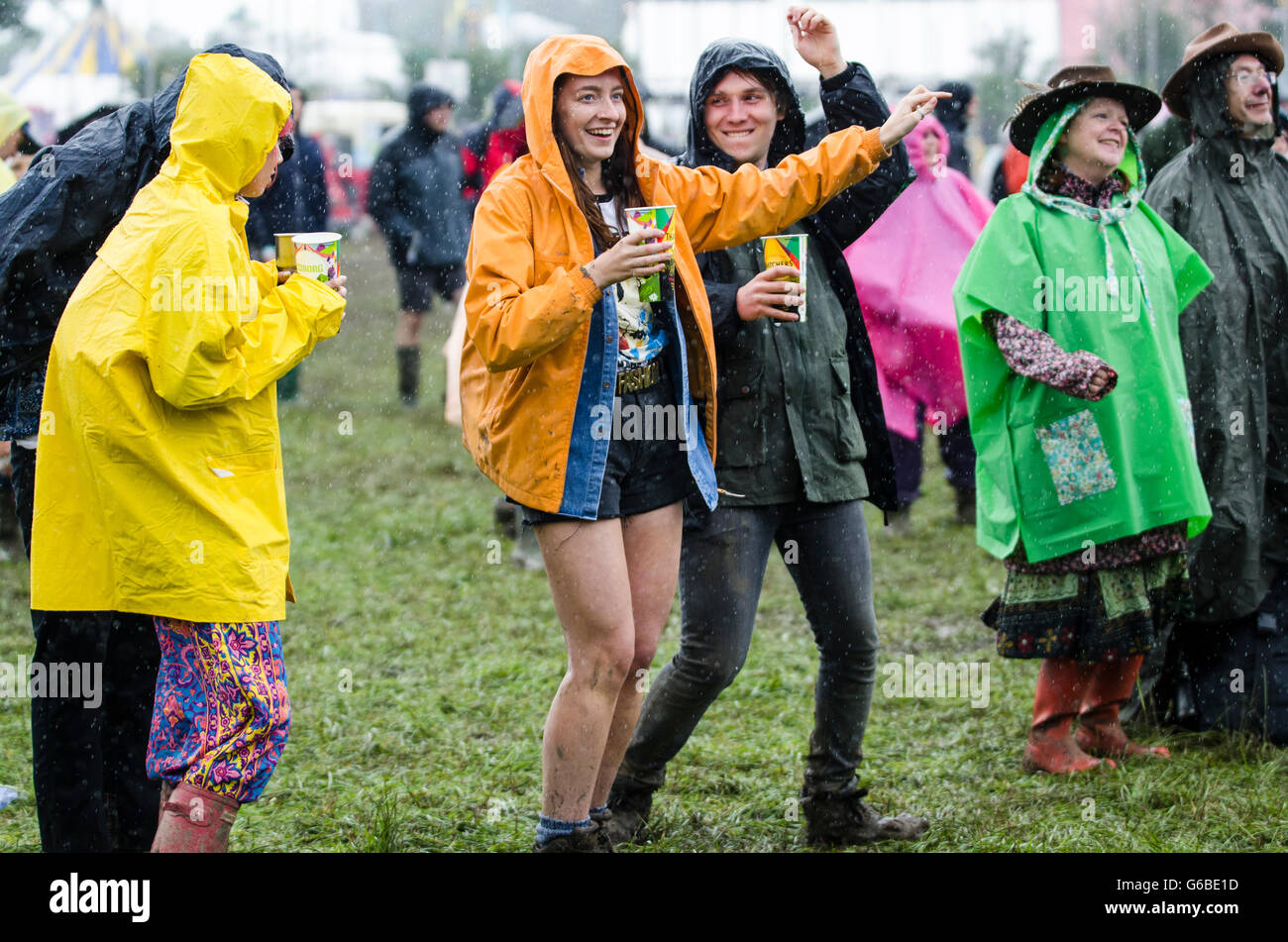 Glastonbury girl mud hi-res stock photography and images - Alamy