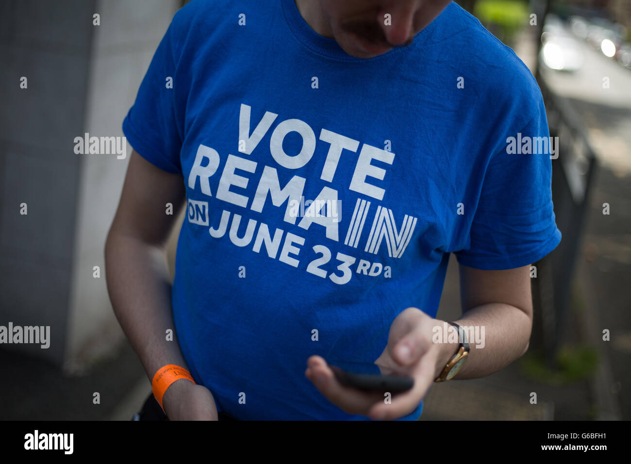 Glasgow, UK. 23rd June, 2016. 'Remain' campaigners stand distributing leaflets, as voting takes place on the United Kingdom's referendum on European Union membership, outside the Hyndland Primary School voting station in Partick, in Glasgow, Scotland, on 23 June 2016. Credit:  jeremy sutton-hibbert/Alamy Live News Stock Photo