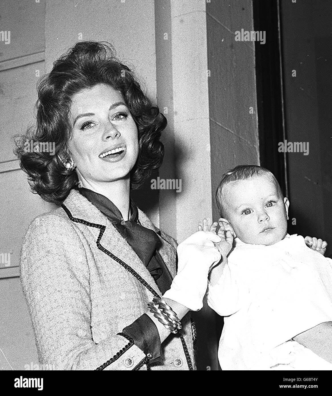 Actress and model Suzy Parker, with her baby daughter Georgia, leaving Eaton Square, London en route for the US. 05/05/2003: Suzy Parker, one of most most recognisable faces of the 1950's and regarded as the forerunner of the supermodel, has died at her California home, aged 69. Stock Photo