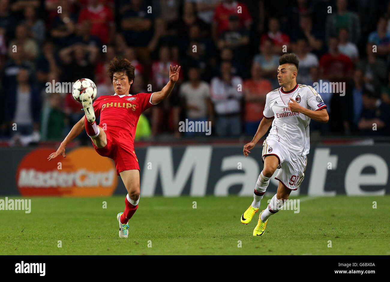 PSV Eindhoven's soccer player Ji-Sung Park of Korea, right and Hatem  Trabelsi of AFC Ajax, battle for the ball during their Dutch League soccer  match between Ajax Amsterdam and PSV Eindhoven at