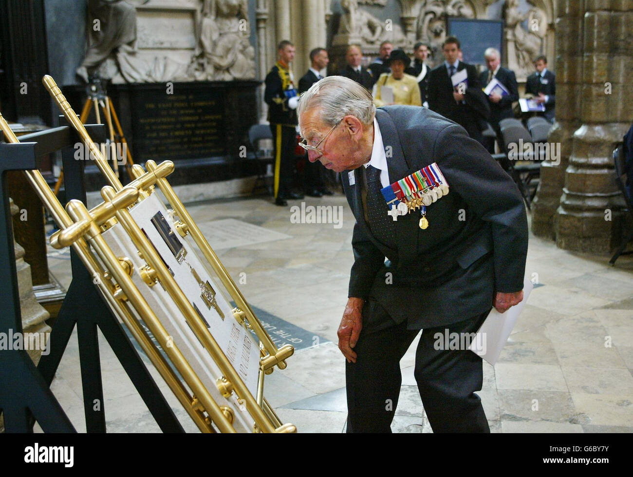 Queen unveils war memorial plaque Stock Photo