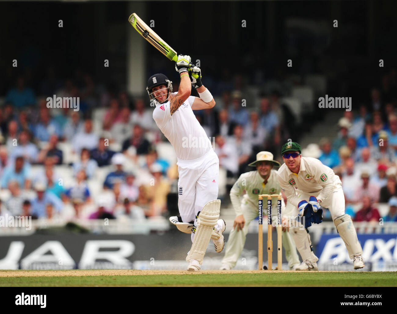 Cricket - Fifth Investec Ashes Test - Day Three - England v Australia - The Kia Oval. England's Kevin Pietersen hits out for four runs during day three of the Fifth Investec Ashes Test match at The Kia Oval, London. Stock Photo