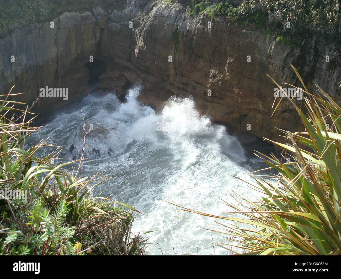 Wave crashing cliffs hi-res stock photography and images - Alamy