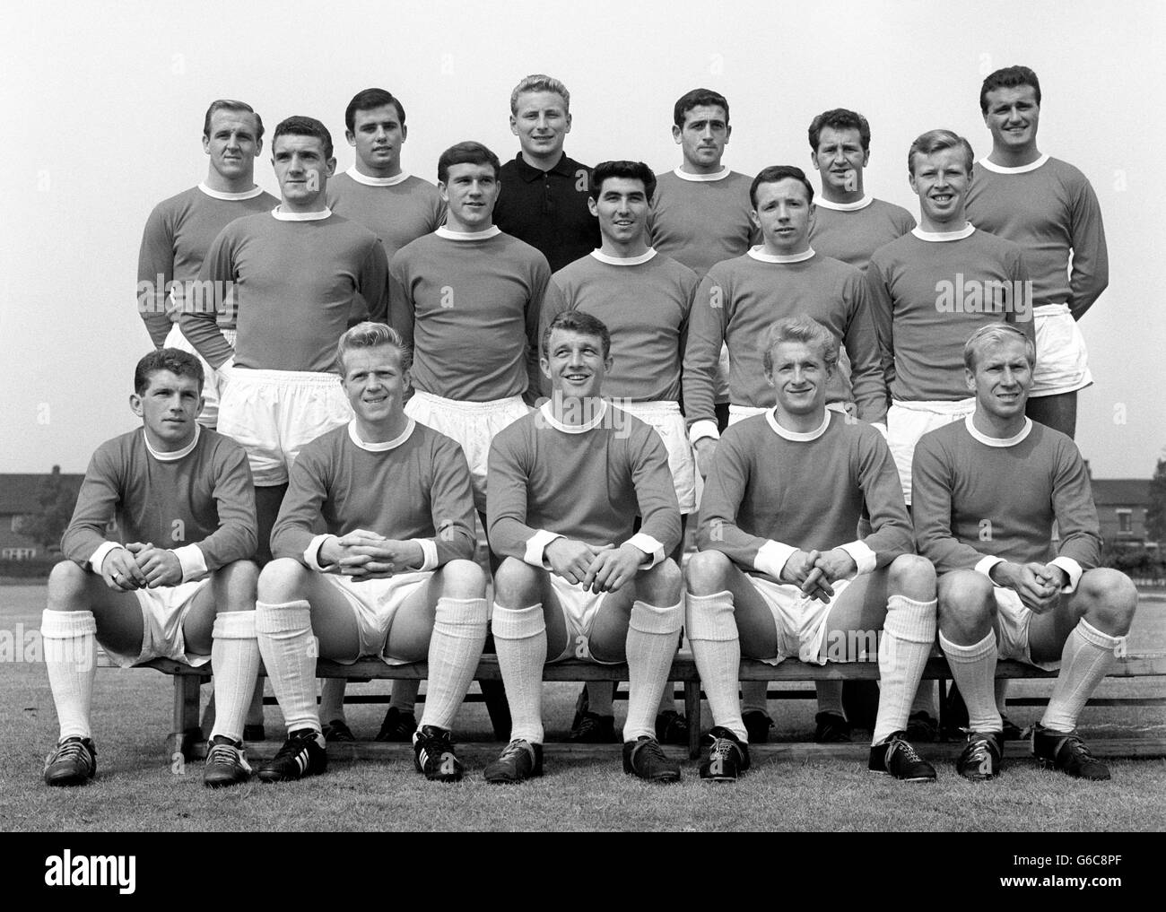 Players of Manchester United who meet Leicester City in the FA Cup Final at Wembley Stadium. Left to right: Back row - Maurice Setters, James Nicholson, David Gaskell (goalkeeper), Seamus Brennan, Mark Pearson and Noel Cantwell. Middle row - William Foulkes, Samuel McMillan, Anthony Dunne, Norbert (Nobby) Stiles and Norbert Lawson. Front row - John Giles, ALbert Quixall, David Herd, Denis Law and Bobby Charlton. Stock Photo