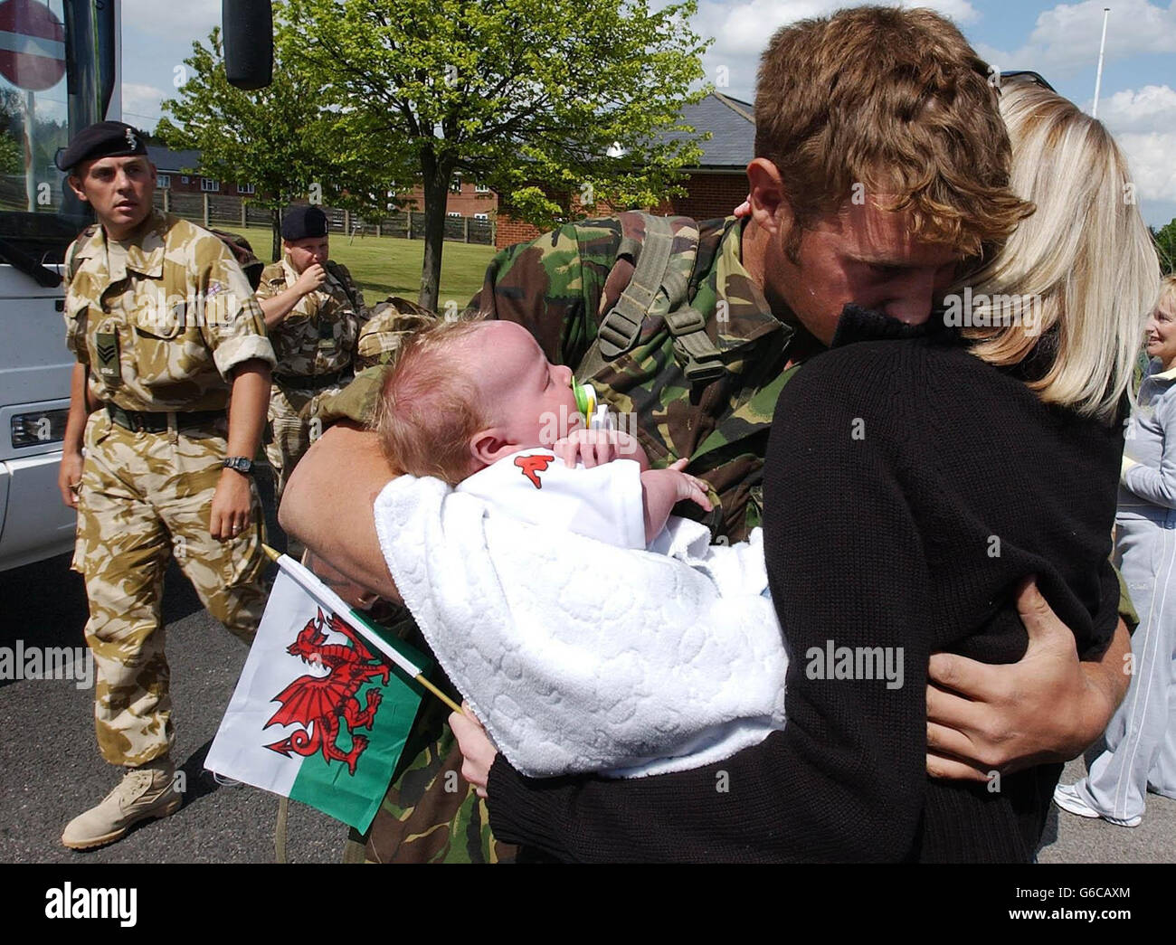 Trooper Matthew Tapp of 1st the Queens Dragoon Guards (Welsh Cavalry) sees his newly born son Kieron for the first time, as he arrives back at Catterick from the war in Iraq to be met by Kieron, held by his mother Emma. The baby was born six weeks ago while Matthew was still serving in the war zone. Stock Photo