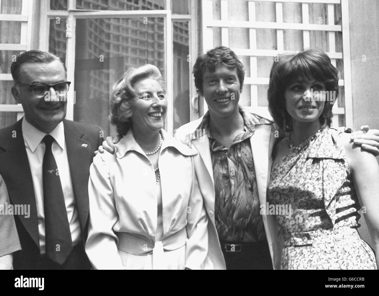 Guests of honour at the Variety Club of Great Britain annual ladies' lunch at the Dorchester Hotel included (from left) the Metropolitan Commissioner of Police, Sir Robert Mark, Vera Lynn, Michael Crawford and Joanna Lumley. Archive-pa171523-1 Stock Photo