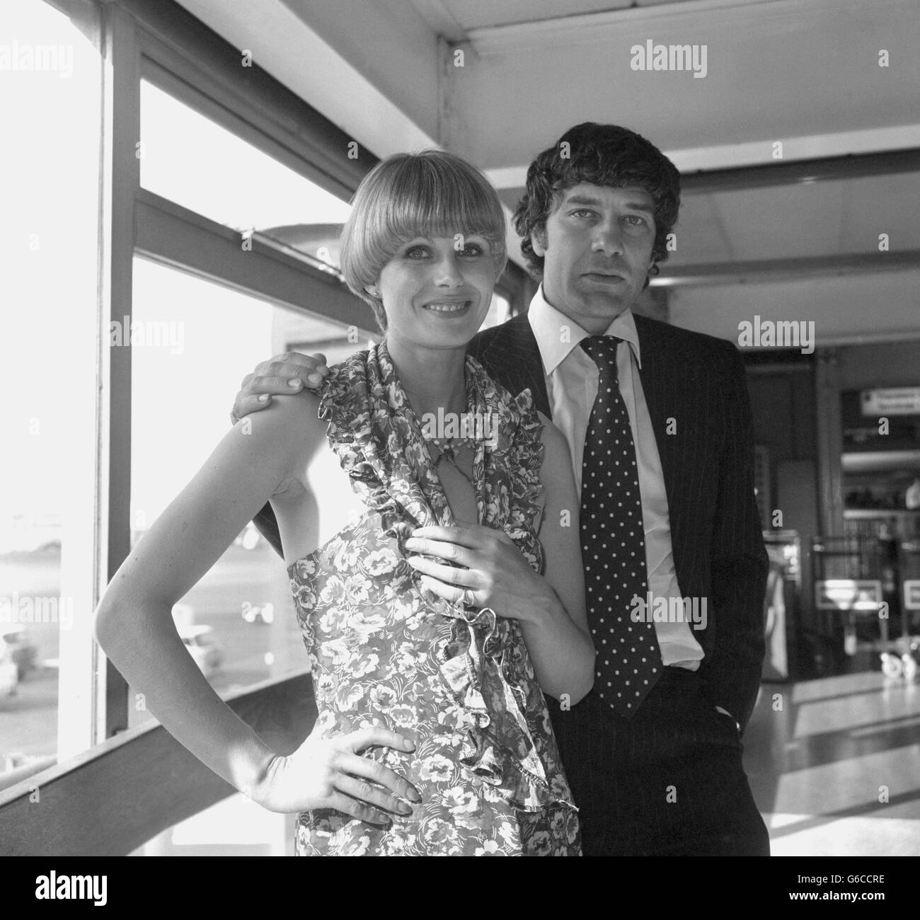 Actress Joanna Lumley and her New Avengers co-star Gareth Hunt at London's Heathrow Airport after they returned from San Francisco, where they have been promoting the new Avengers TV series. Archive-pa176390-1 Stock Photo