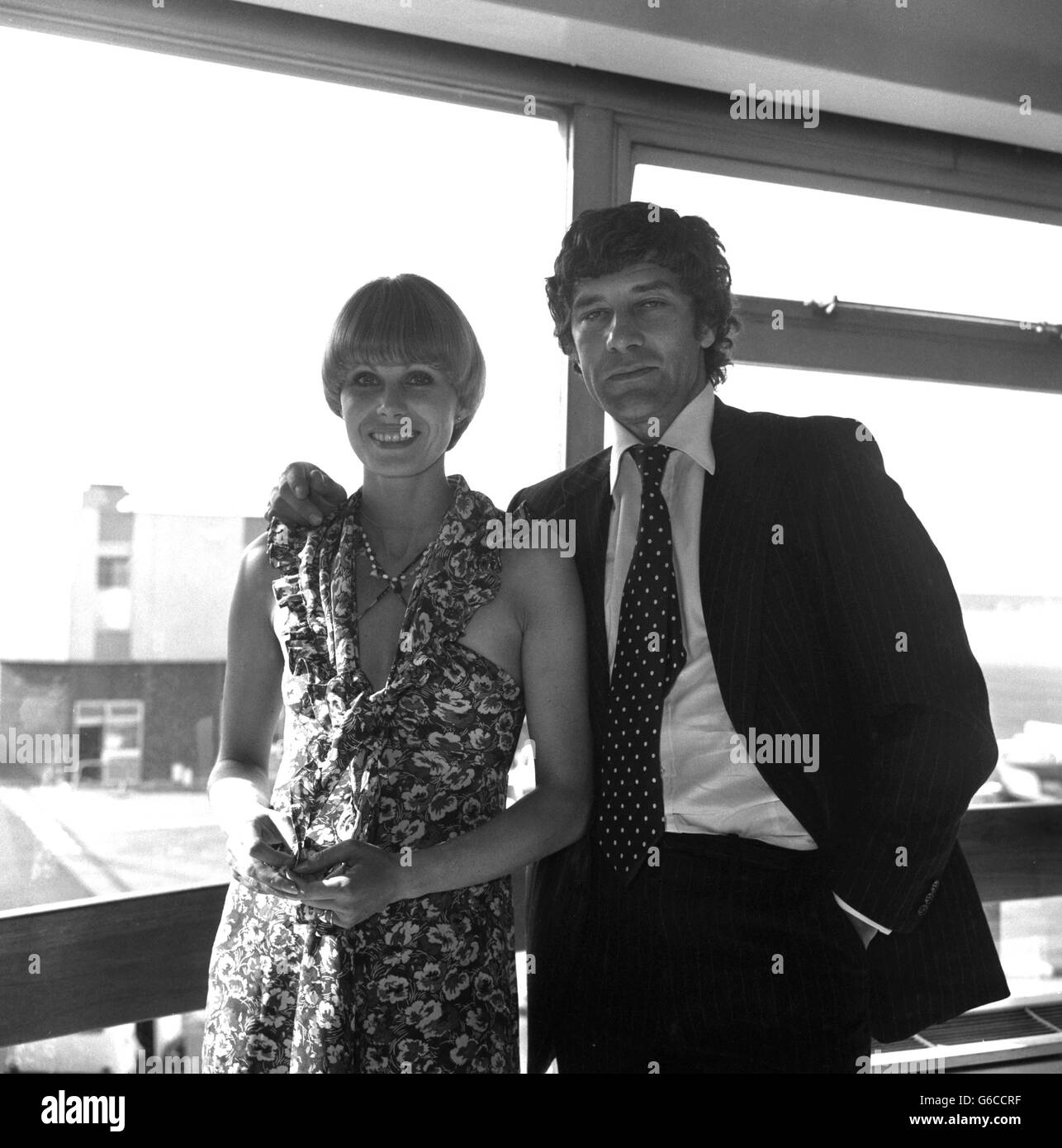 Entertainment - Joanna Lumley and Gareth Hunt - Heathrow Airport, London Stock Photo