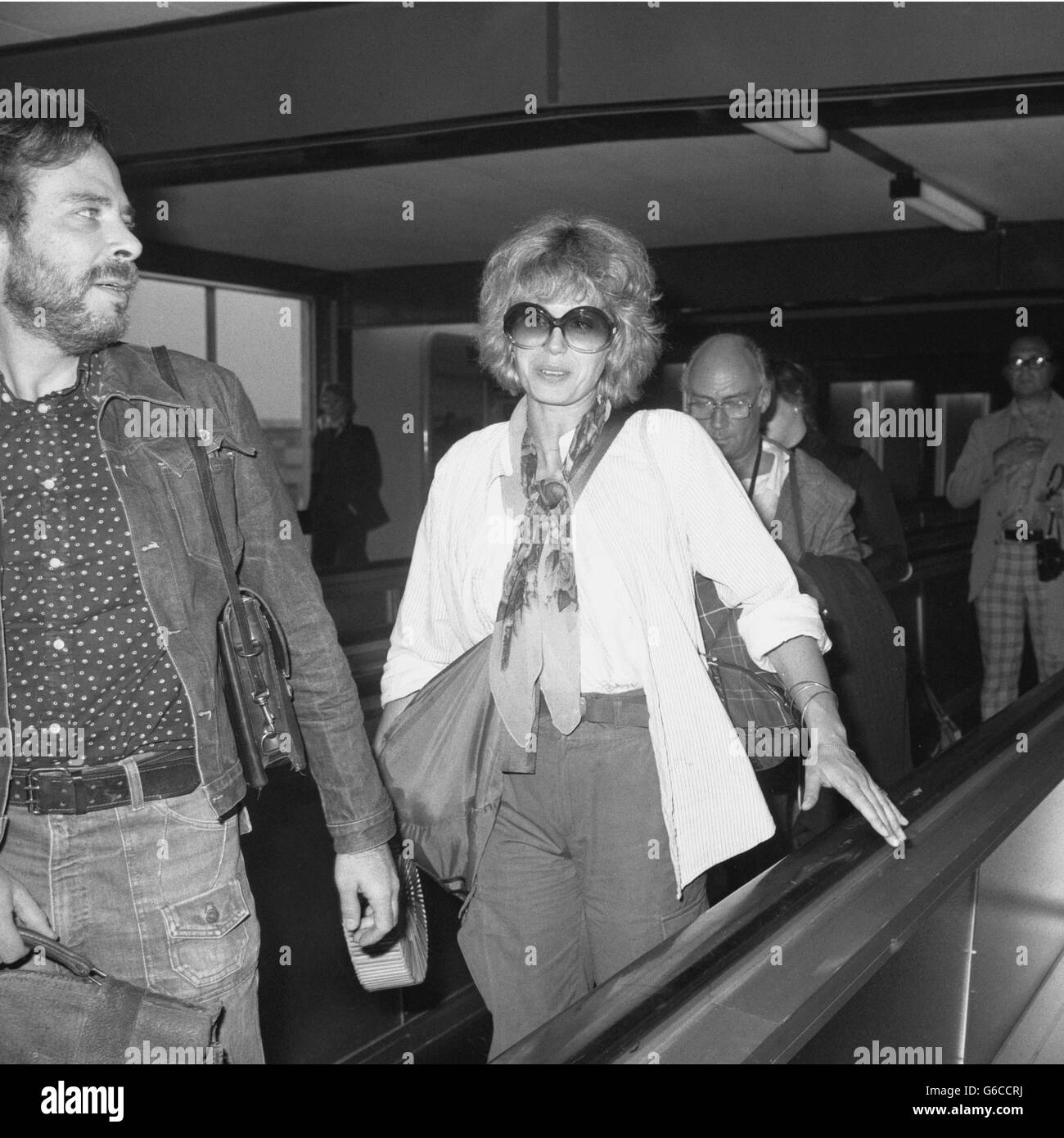 New Avengers star Joanna Lumley at London's Heathrow Airport before flying to Canada. Archive-pa181258-1 Stock Photo