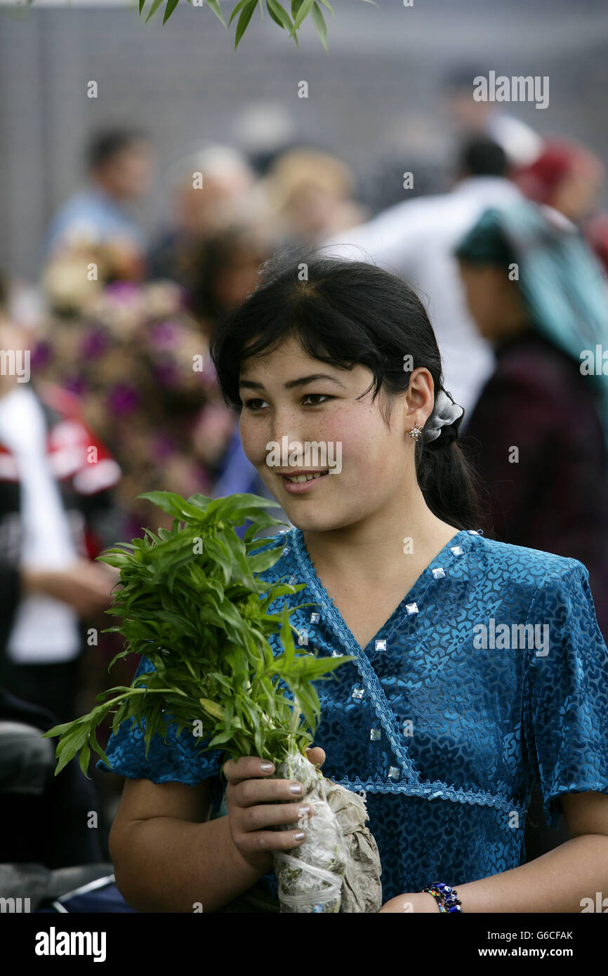 Uzbeki woman in distinctive Uzbeki attire, Urgut market, Samarkand, Uzbekistan Stock Photo