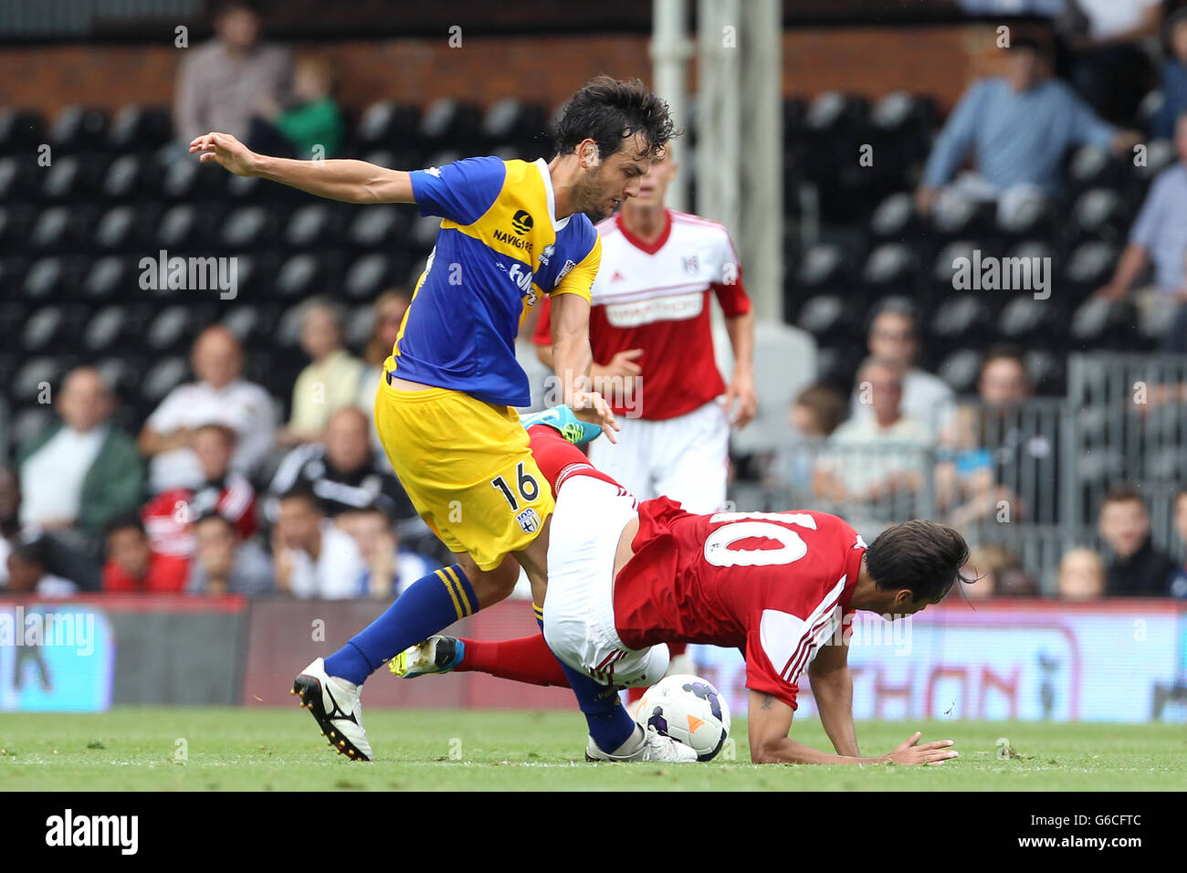 Soccer - Pre-Season Friendly - Fulham v Parma - Craven Cottage. Fulham's Bryan Ruiz (right) and Parma's Marco Parolo battle for the ball Stock Photo