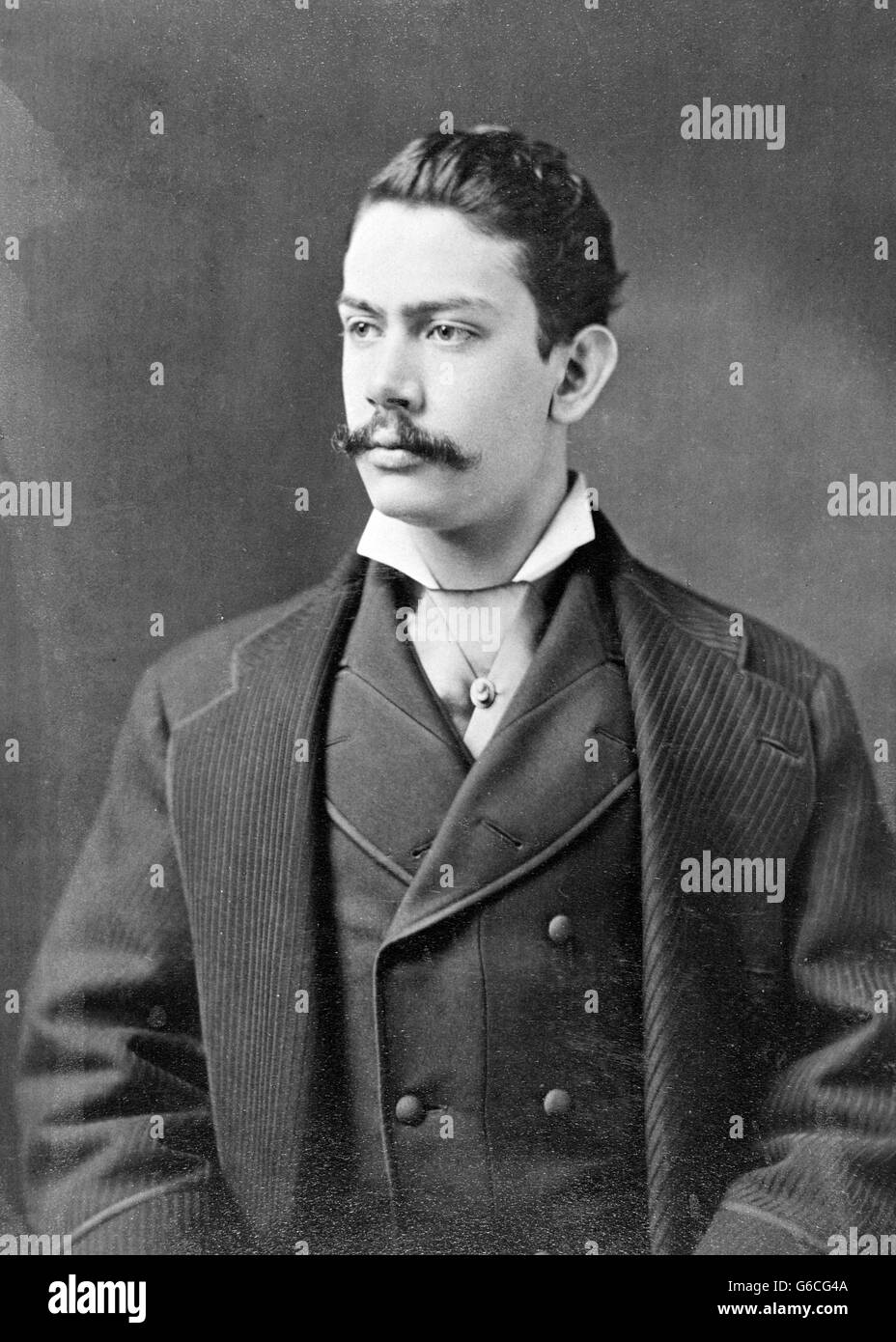 1890s TURN OF THE 20TH CENTURY PORTRAIT MAN WEARING THREE PIECE SUIT WING COLLAR AND CRAVAT Stock Photo