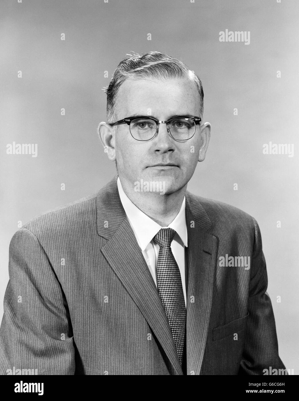1950s PORTRAIT MAN WEARING GLASSES SUIT JACKET NECKTIE LOOKING AT CAMERA  Stock Photo - Alamy
