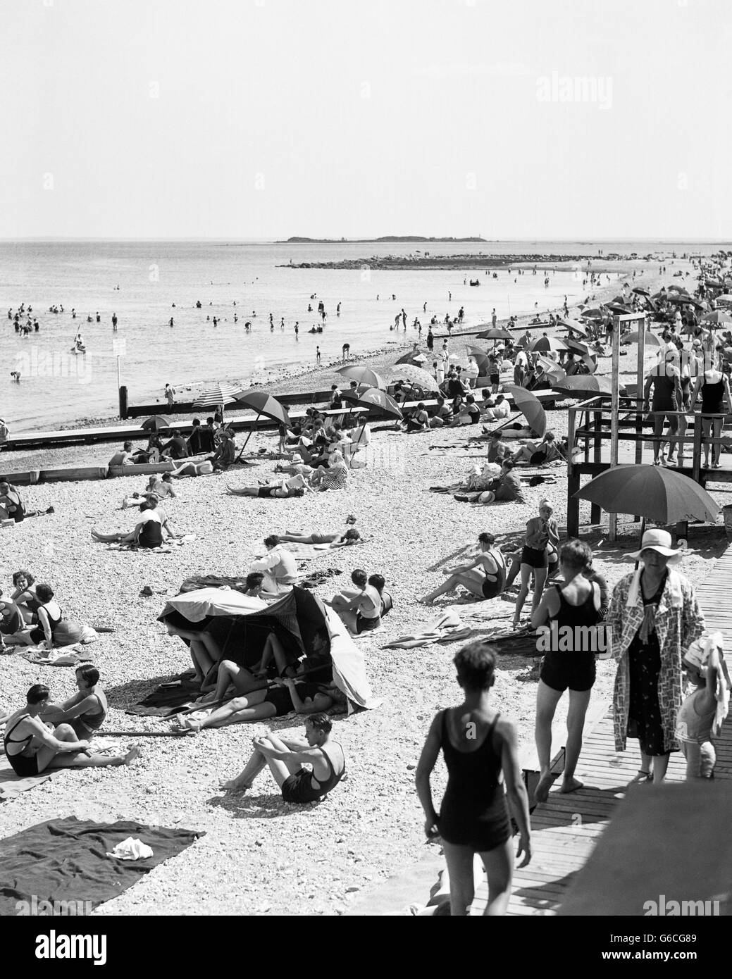 1920s 1930s SUMMER CROWD ON PUBLIC COMPO BEACH IN WESTPORT FAIRFIELD COUNTY CONNECTICUT USA Stock Photo