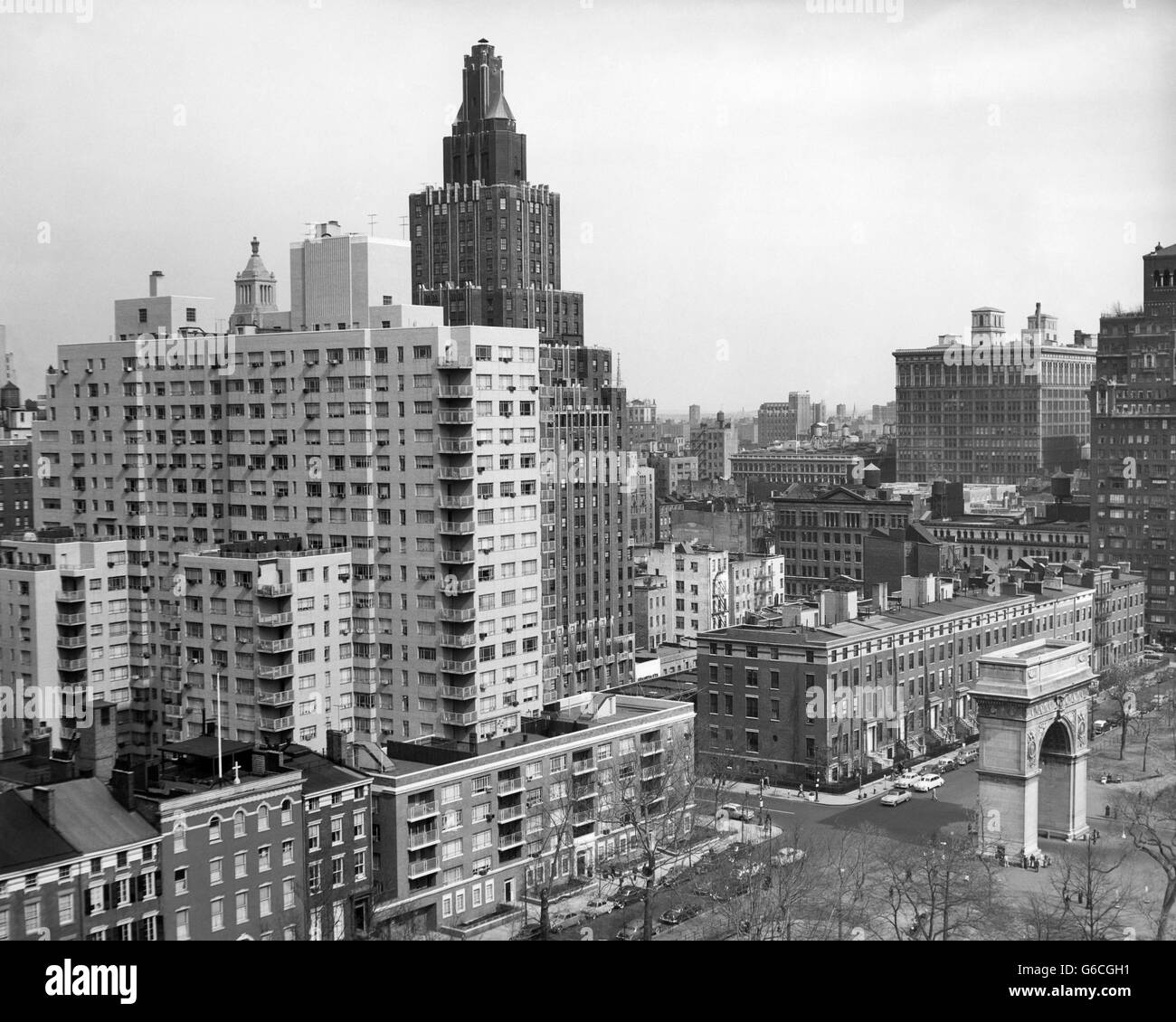 1950s VIEW WASHINGTON SQUARE NORTH WITH ARCH FIFTH AVENUE BUILDINGS NUMBER 1 & 2 OF WASHINGTON SQUARE PARK NEW YORK CITY NYC USA Stock Photo