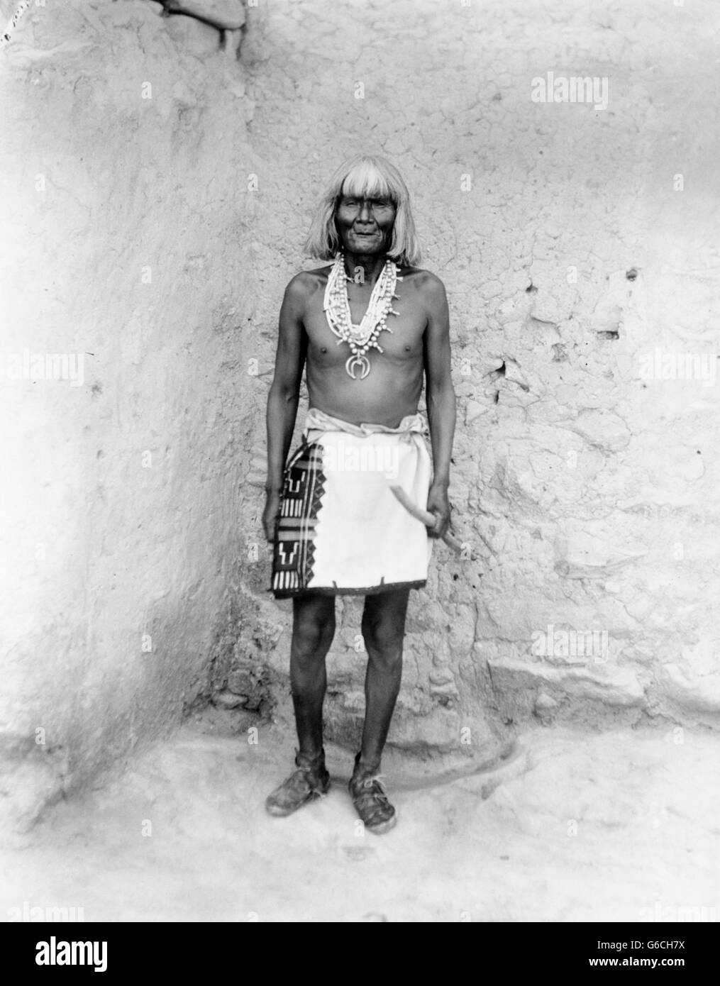 1890s 1898 PORTRAIT NATIVE AMERICAN INDIAN MAN PRIEST LOOKING AT CAMERA AT HOPI FLUTE DANCE WALPI PUEBLO ARIZONA USA Stock Photo