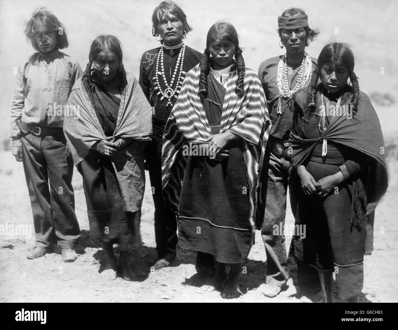 1890s GROUP PORTRAIT NATIVE AMERICAN HOPI INDIANS MEN WOMEN LOOKING AT CAMERA Stock Photo