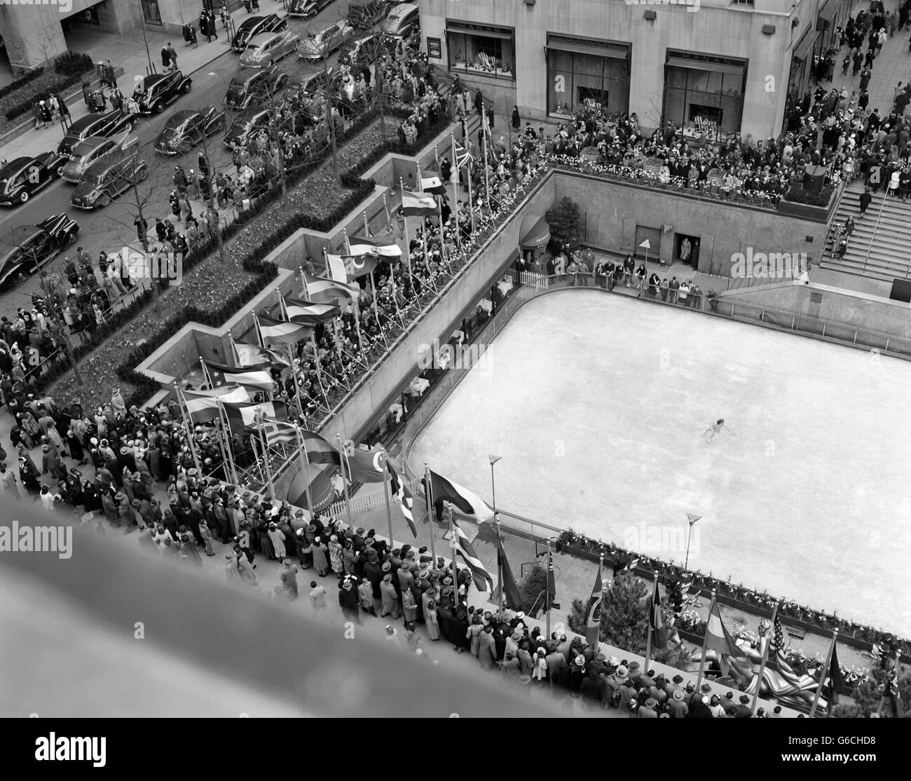 1940s CROWD WATCHING SKATER ROCKEFELLER CENTER ICE SKATING RINK MIDTOWN MANHATTAN NEW YORK CITY Stock Photo