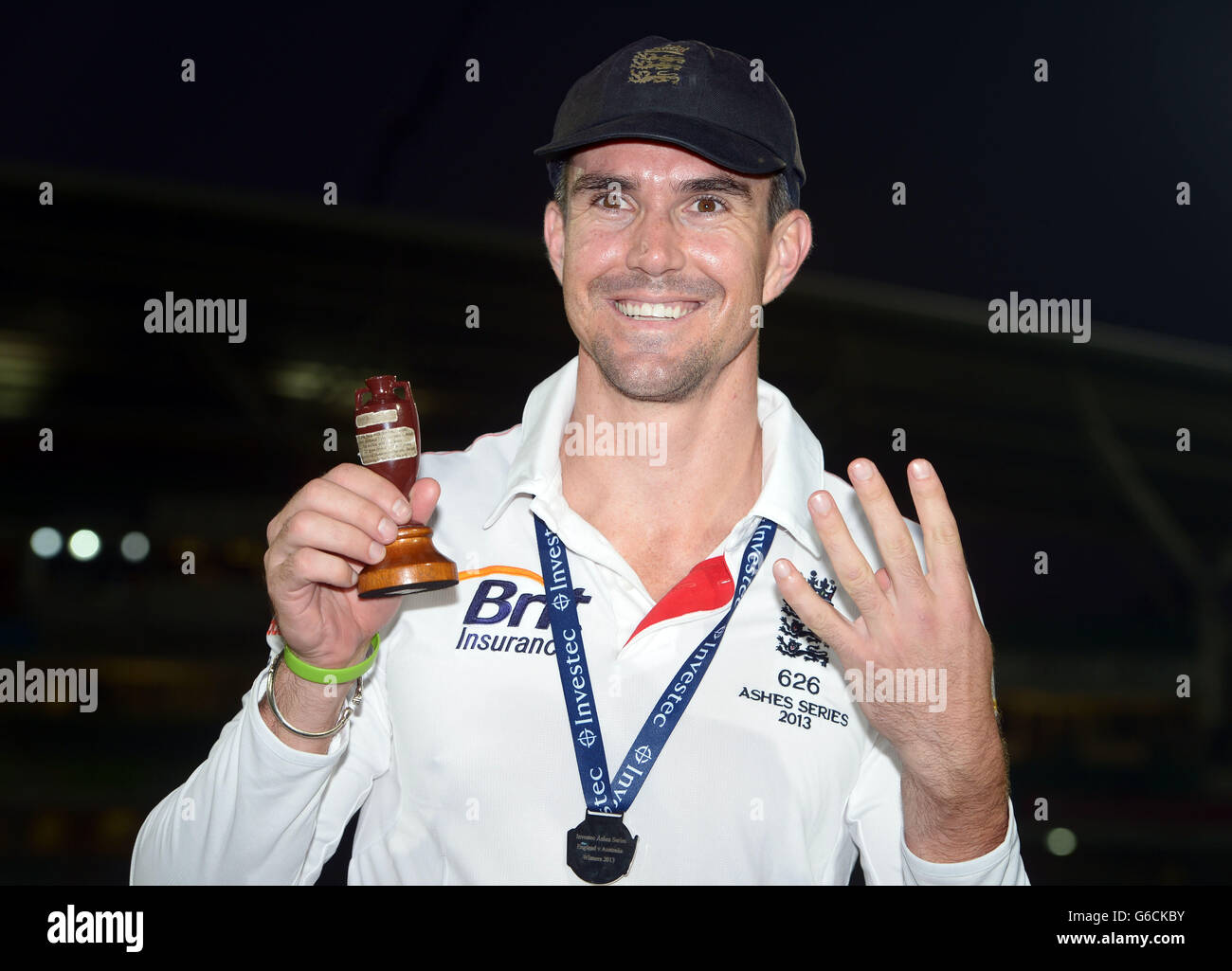 England's Kevin Pietersen with the Ashes Urn and four fingers (indicating the amount of times he has won the Ashes) on day five of the Fifth Investec Ashes Test match at The Kia Oval, London. Stock Photo