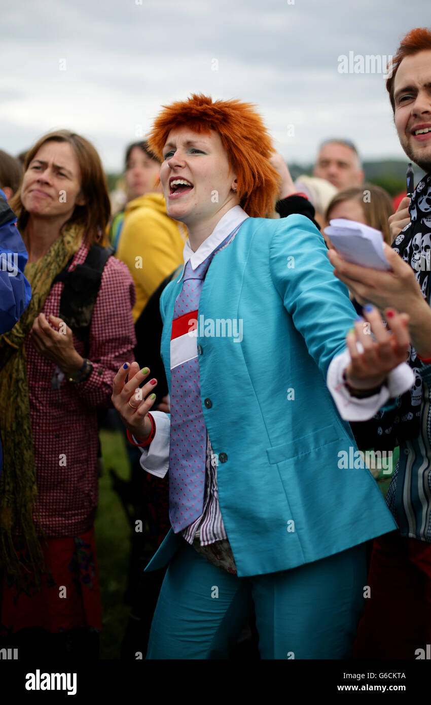 Deborah Beats from Manchester enjoying the David Bowie tribute karaoke during the Glastonbury Festival, at Worthy Farm in Somerset. Stock Photo
