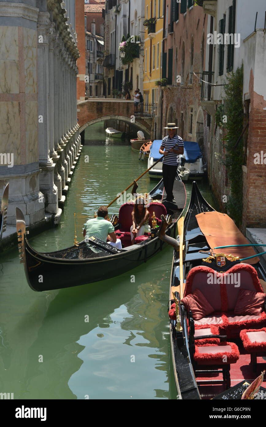 Gondola venice couple hi-res stock photography and images - Alamy