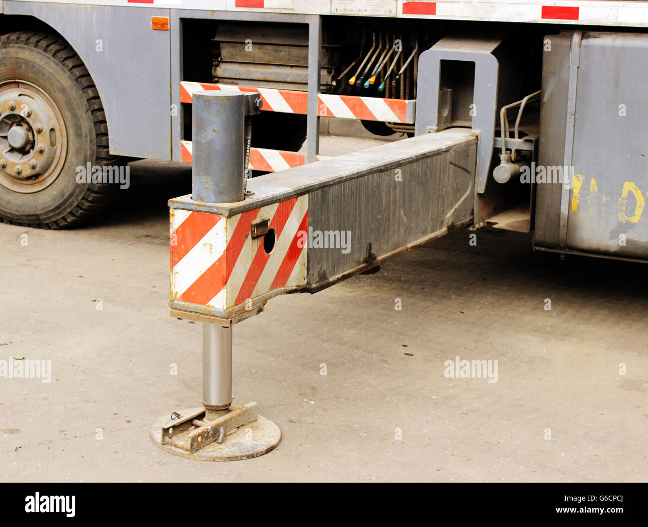 Truck outrigger stabilizing legs extended Stock Photo Alamy