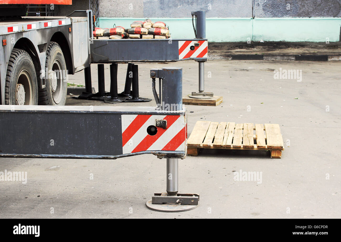 Truck outrigger stabilizing legs extended Stock Photo Alamy