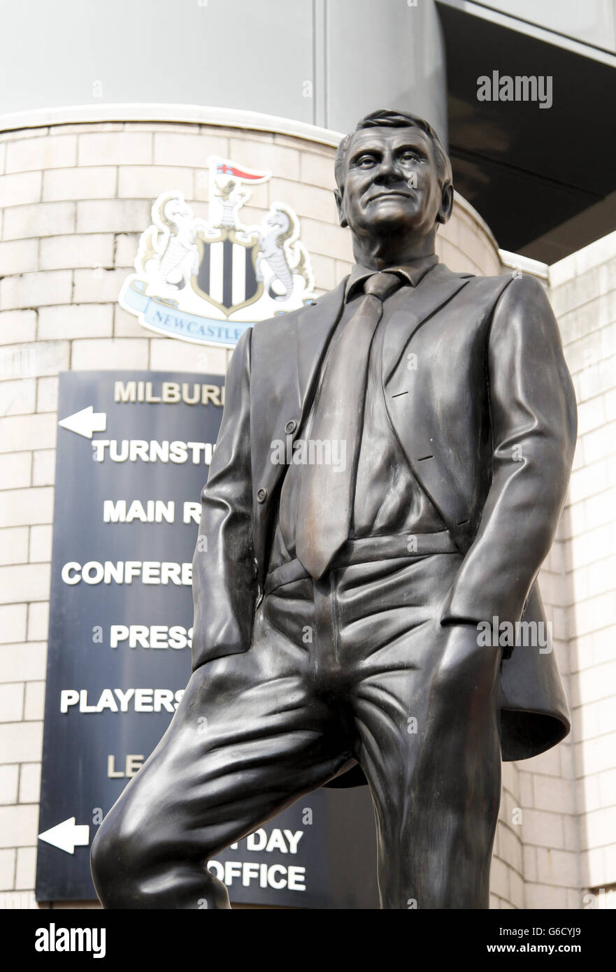 Sir bobby robson statue outside st james park hires stock photography