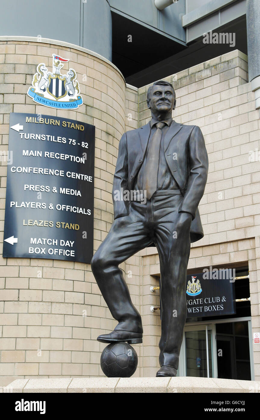 Sir Bobby Robson Statue outside St.James Park, Newcastle Stock Photo