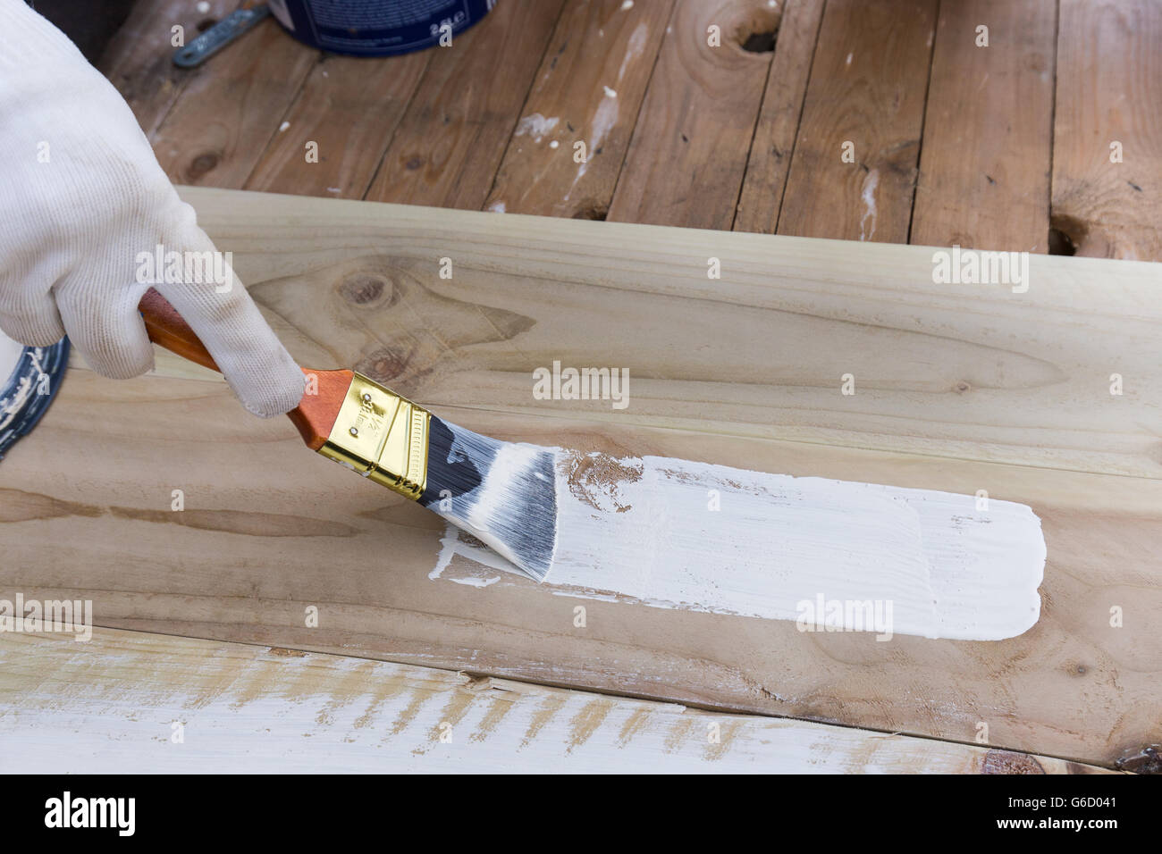 Painting timber boards outside with white paint or white coloured