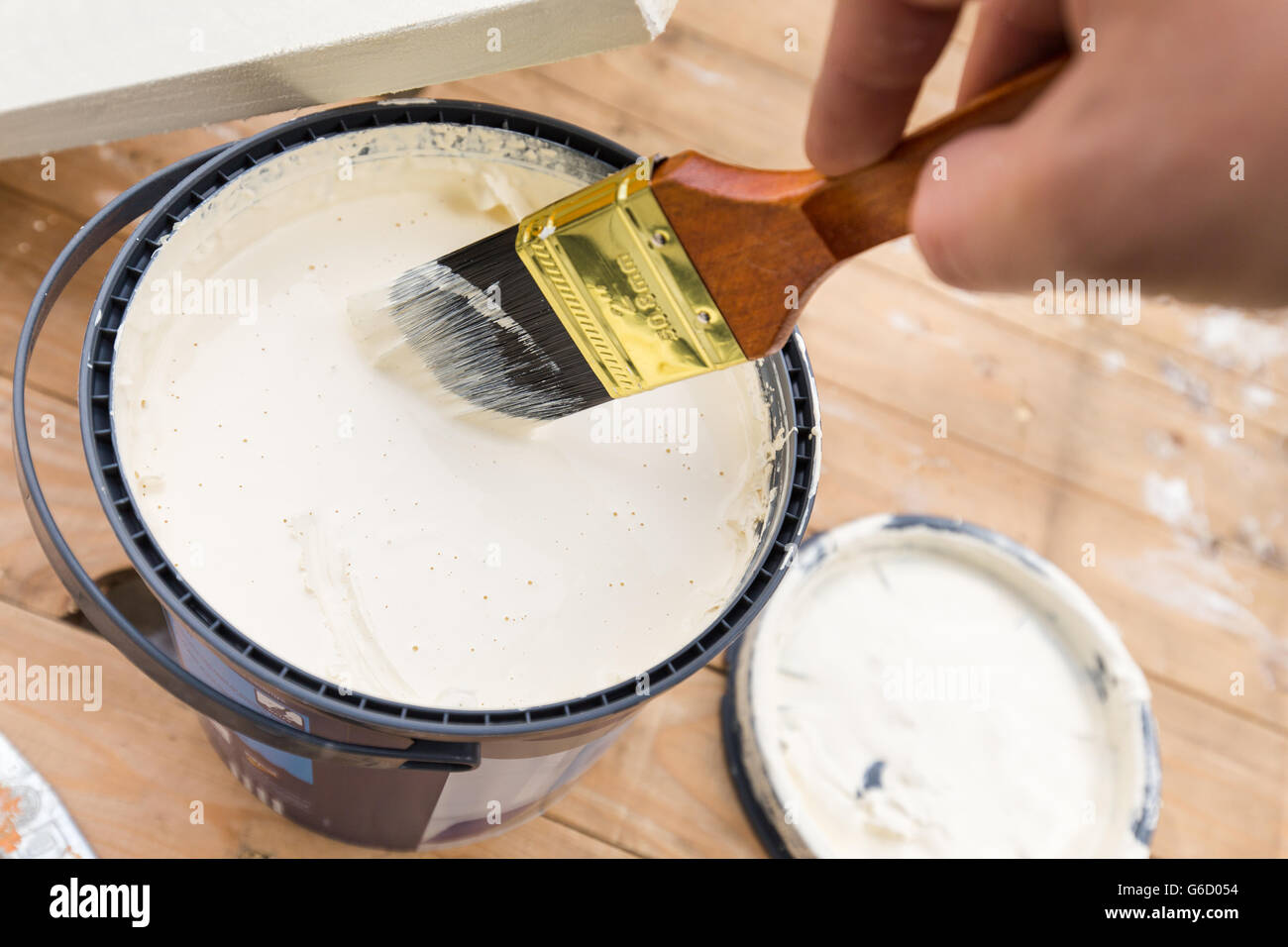 Painting timber boards outside with white paint or white coloured