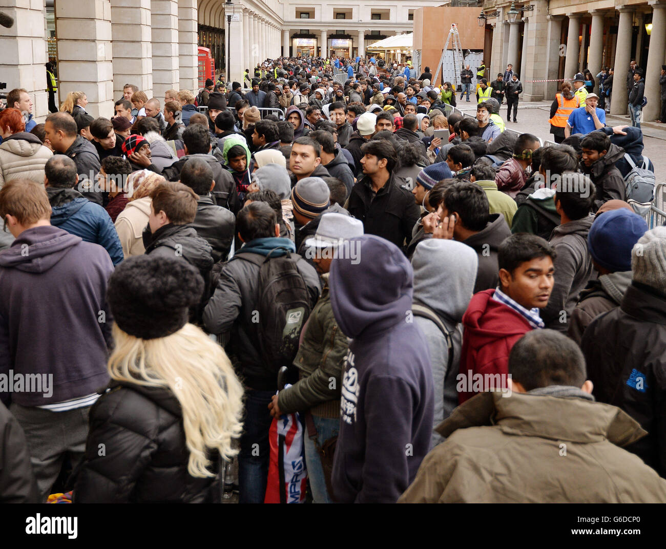 Apple flagship store london hi-res stock photography and images - Alamy