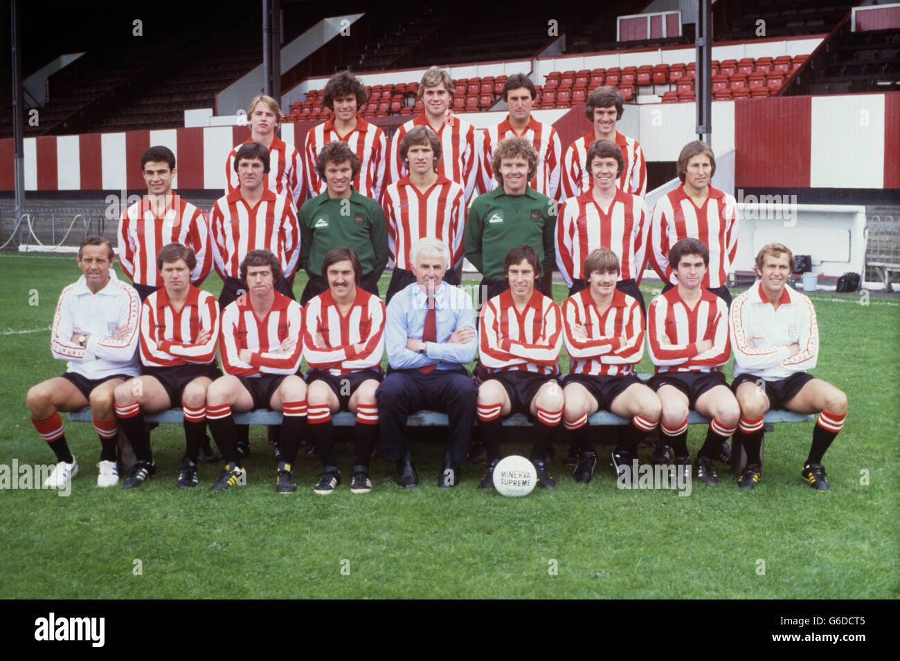 Players and officials of Brentford FC at the club's Griffin Park ground. Back row: (l-r) Paul Walker, Nigel Smith, Gary Rolph, John Fraser and Paul Shrubb. Middle row: (l-r) Danis Salman, Jake Allen, Graham Cox, David Silman, Ian Bond, Pat Kruse and Doug Alder. Front row: (l-r) Eddie Lyons, Dave Carlton, John Murray, Barry Tucker, Bill Dogdin (manager), Jackie Graham, Steve Shilling, Willie Graham and Tommy Baldwin. Stock Photo