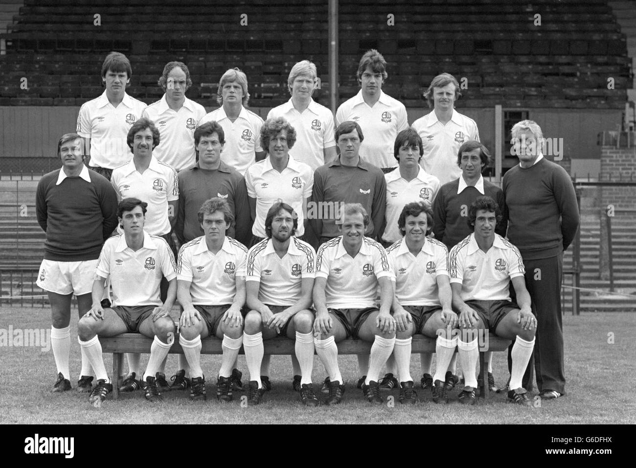 Bolton Wanderers FC for the 1979-80 season. Back row: (l-r) Paul Jones, Tadeusz Nowak, Len Cantello, Mike Walsh, Sam Allardyce and Neil McNab. Middle row: (l-r) Stan Anderson (assistant manager), Peter Nicholson, Jim McDonagh, Alan Gowling, Terry Poole, Mike Graham, Jim Headrige (physiotherapist) and manager Ian Greaves. Front row: (l-r) David Burke, Brian Smith, Roy Greaves, Neil Whatmore, Peter Reid and Dave Clement. Stock Photo