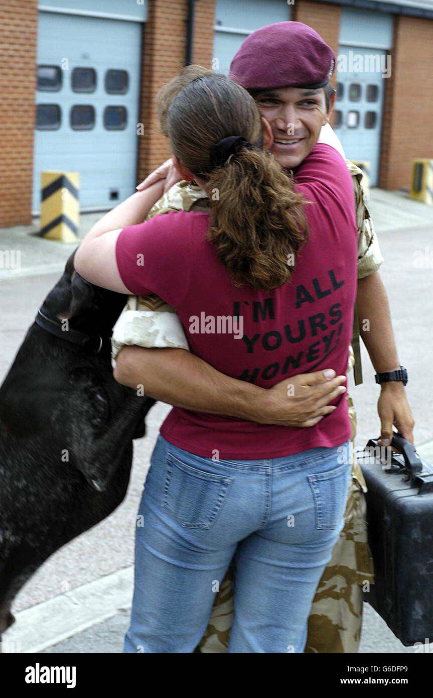 Sgt billy morris greets wife wendy 7 pararchute regiment hires stock