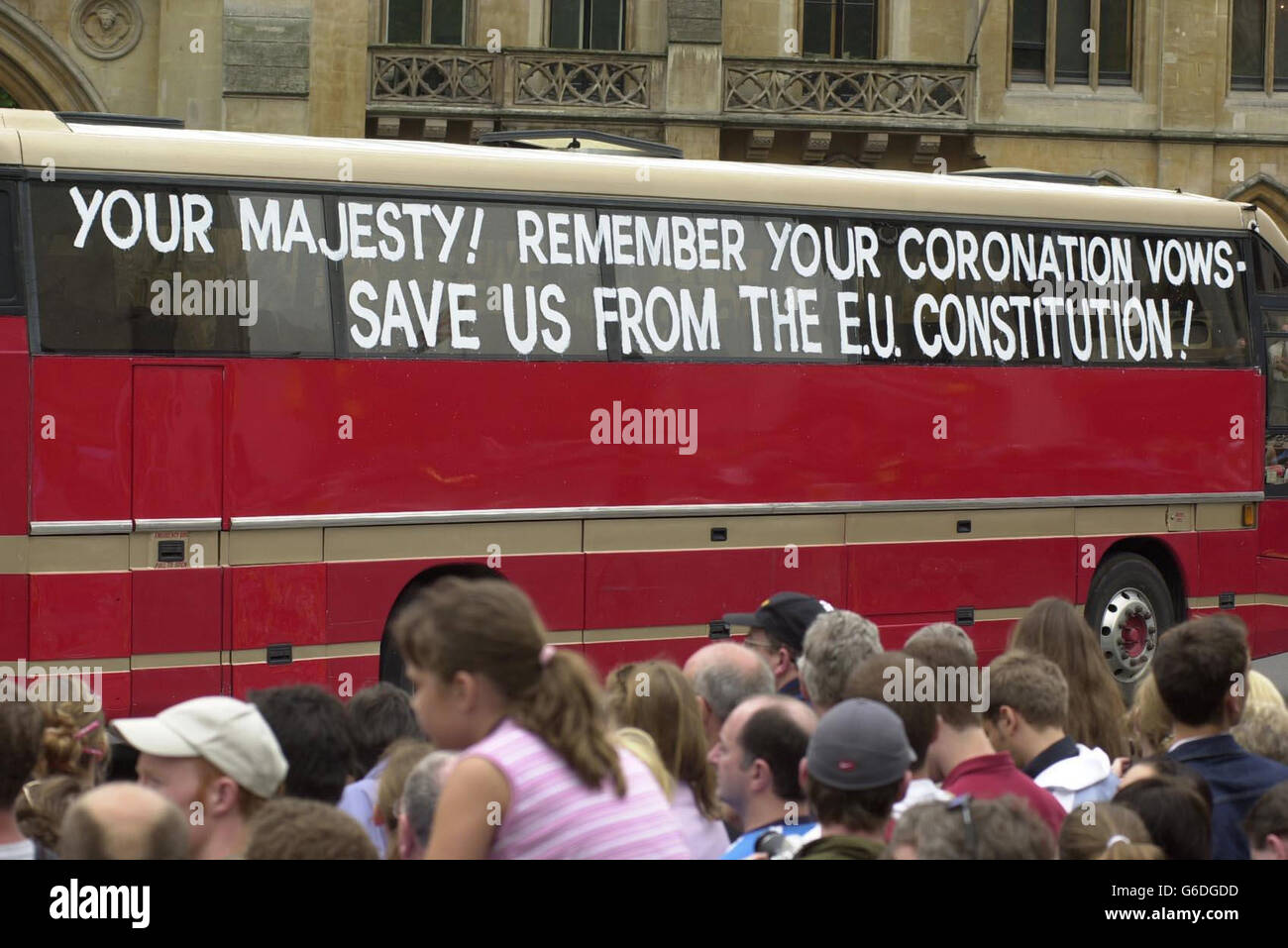 1953 coronation crowd hi-res stock photography and images - Alamy