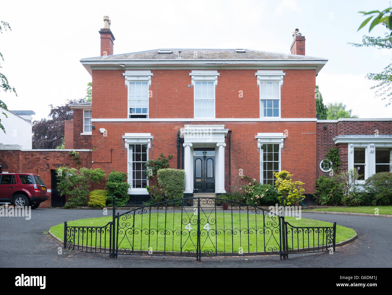 Detached House Uk Garden High Resolution Stock Photography and Images