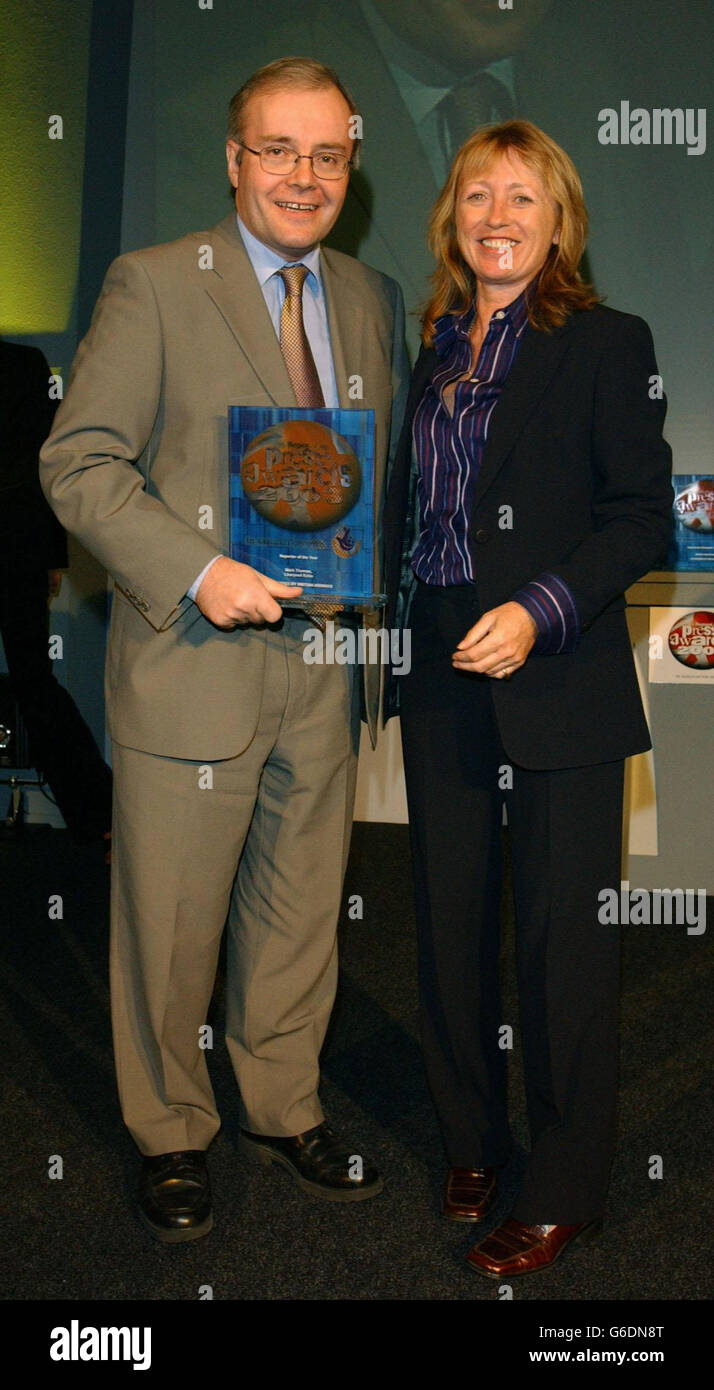 Mark Thomas of the Liverpool Echo with the Reporter of the Year Award Presented to him by Laura de Ville of British Airways at the Regional Press Awards 2003 held at the Hilton hotel on Park Lane in London. Stock Photo