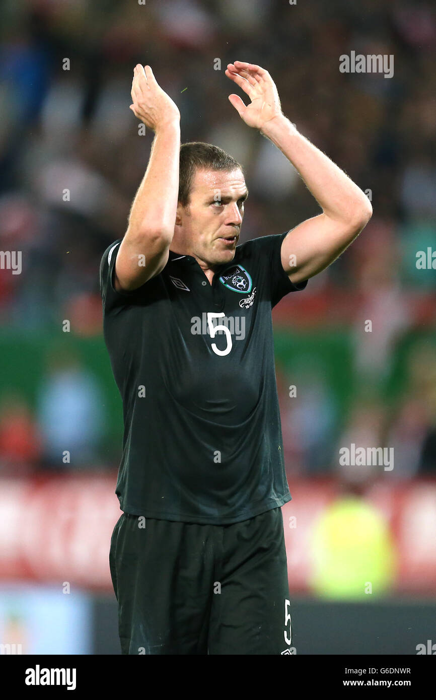 Soccer - FIFA World Cup Qualifying - Group C - Austria v Republic of Ireland - Ernst Happel Stadium. Republic of Ireland's Richard Dunne applauds the travelling support Stock Photo