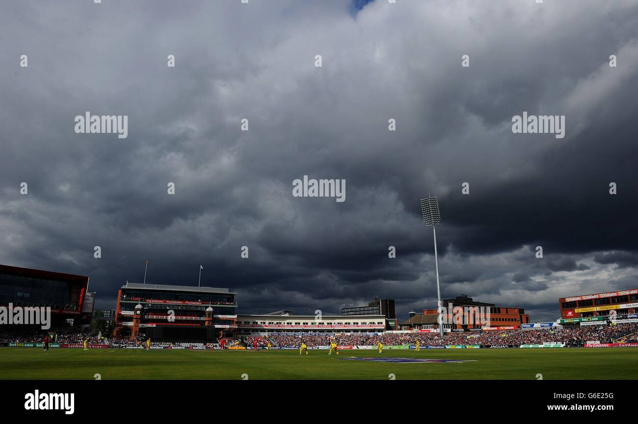 Cricket - Natwest One Day International Series - Second One Day International - England v Australia - Old Trafford Cricket Gr.... England take on Australia during the Second One Day International at Old Trafford Cricket Ground, Manchester. Stock Photo