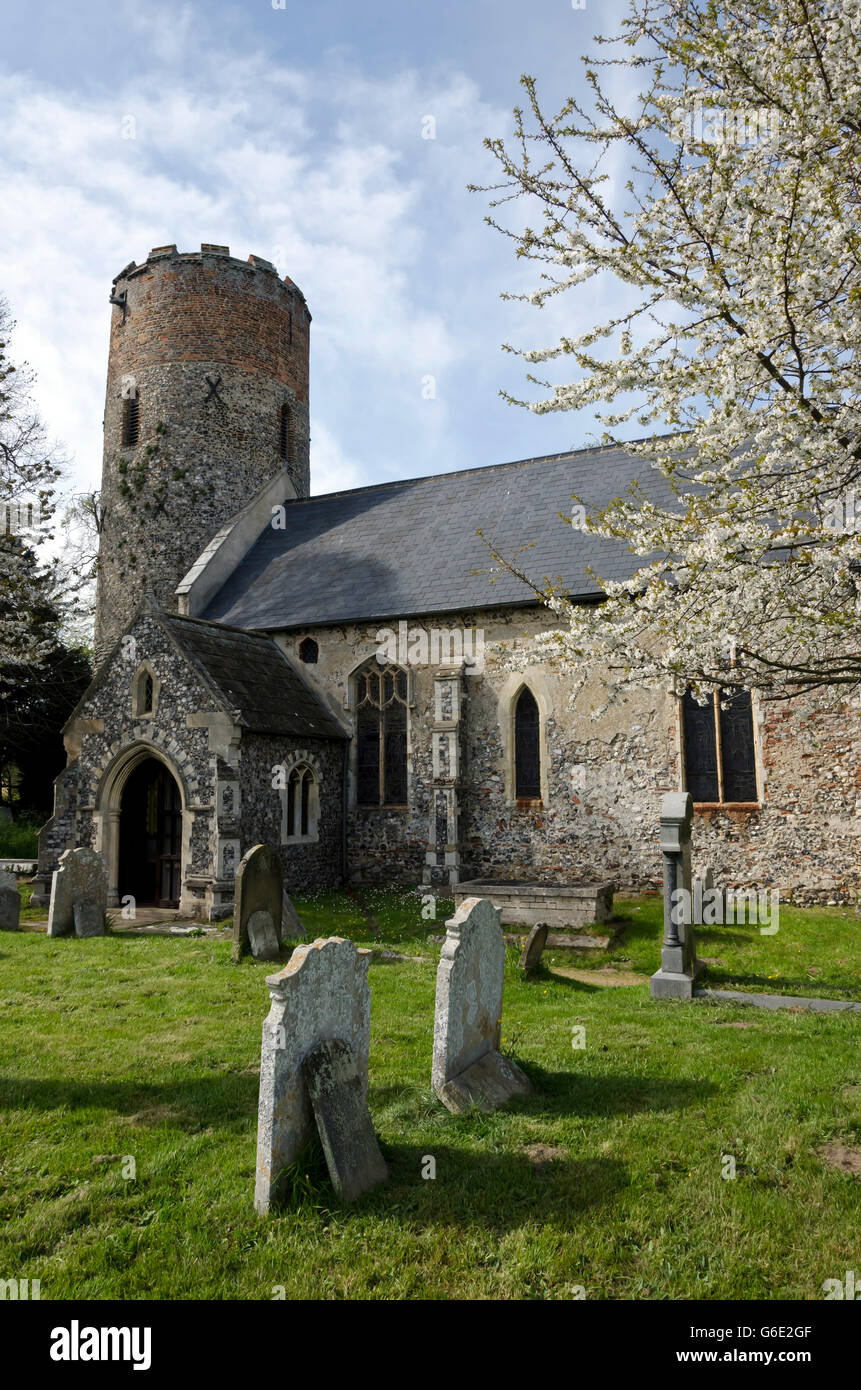 The old round-towered church and graveyard in the village of Lound in Suffolk, East Anglia, England. Stock Photo