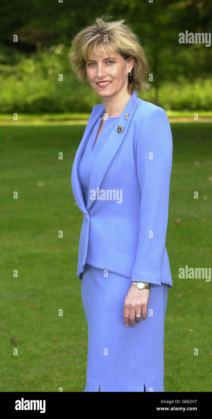 sophie-countess-of-wessex-in-the-gardens-of-buckingham-palace-following-G6E2X7.jpg