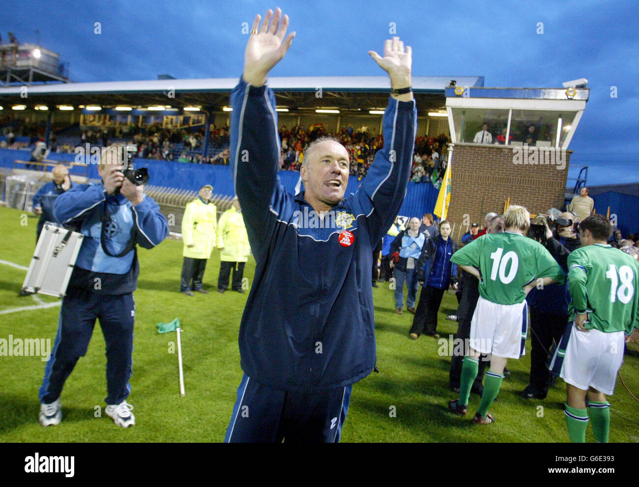 Northern Ireland manager Sammy McIlroy, salutes the crowd after a standing ovation,his team held Spain to a draw at windsor park in Belfast Northern Ireland. N.Ireland are hoping for a win against Spain in the 2004 euro Qualifier. Stock Photo