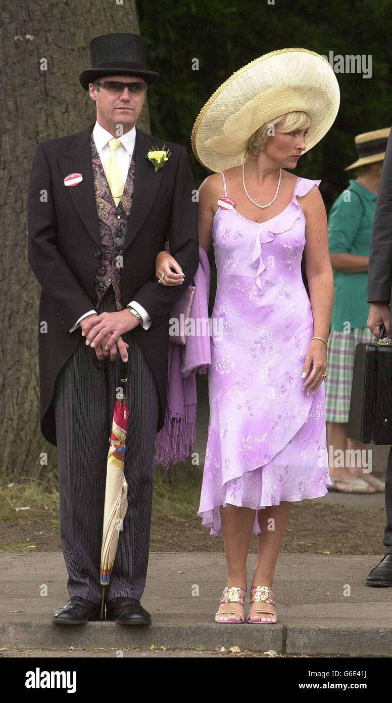 Ascot Races England UK 1986 scanned in 2018 the British Royal Family arrive  and walk about at Royal Ascot in 1986 Members of the public dressed in fine  hats and top hats and Tails for the men at Royal Ascot Stock Photo - Alamy