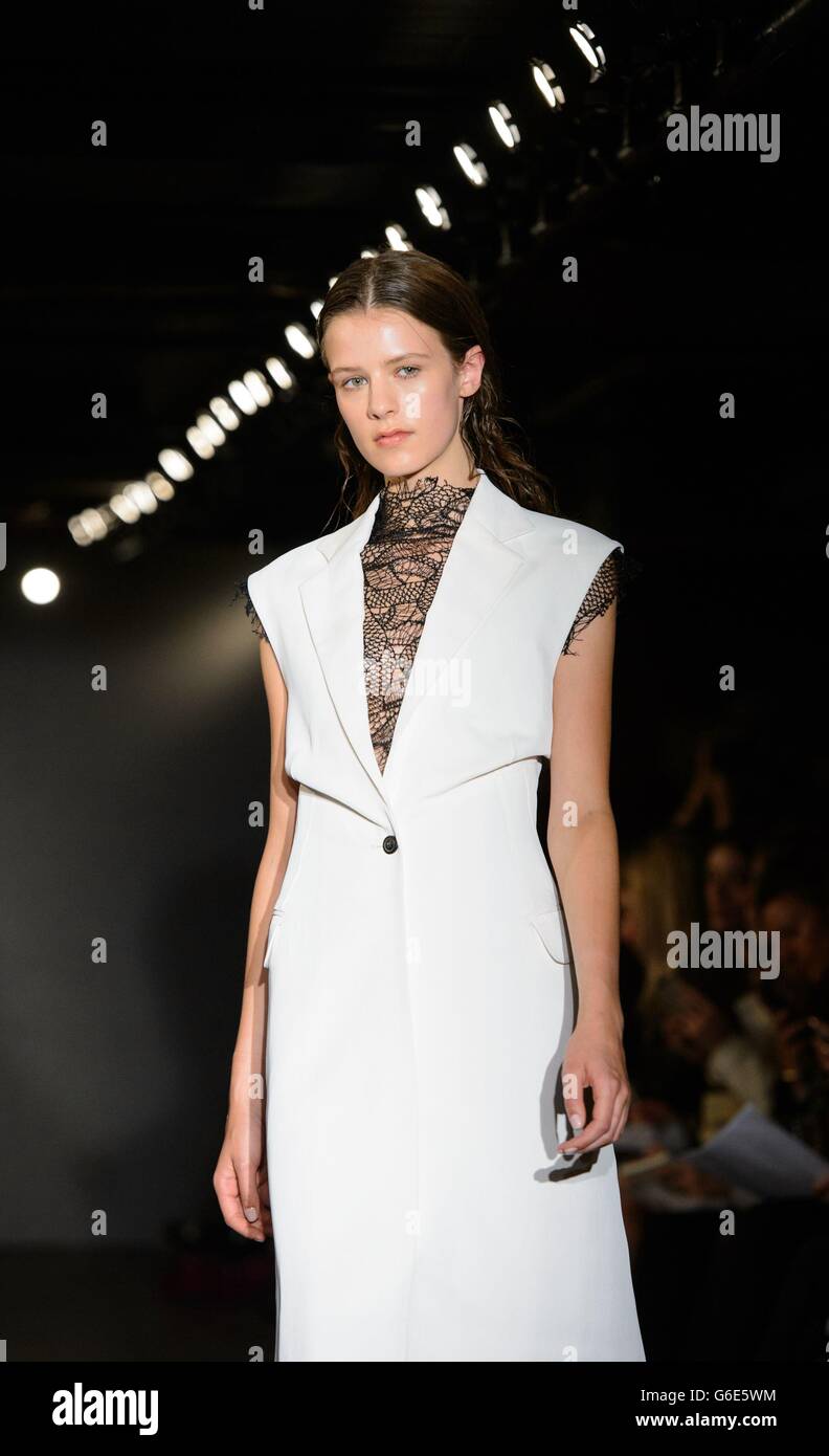 Fashion model runway hi-res stock photography and images - Page 17 - Alamy