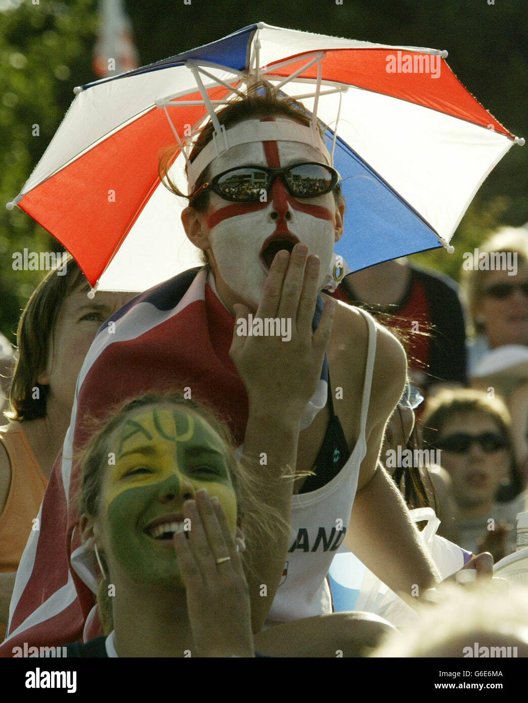 EDITORIAL USE ONLY, NO MOBILE PHONE USE. Tennis fans cheer on Britain's Greg Rusedski and Andy Roddick of the USA from 'Rusedski Ridge' as they play on Centre Court at the All England Lawn Tennis Championships in Wimbledon. Stock Photo
