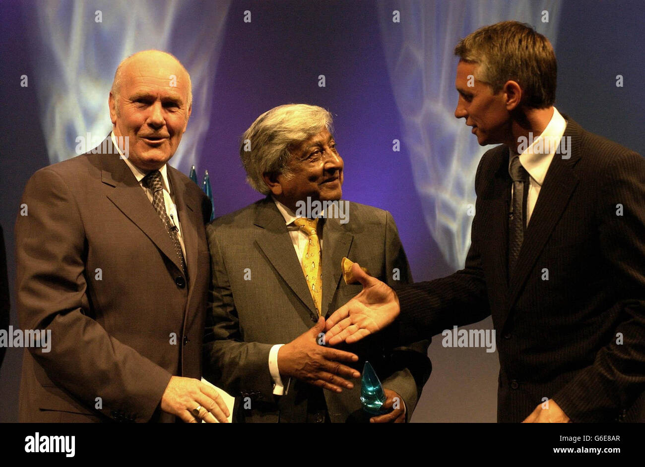 Dr Arun Bakasi, a Consultant Physician at the Isle of Wight Healthcare Trust, receives the Outstanding Achiever Award for a Doctor from the Secretary of State for Health, Dr John Reid, and Gary Lineker, at the Health and Social Care Awards. * at Old Billingsgate Market, London. The awards recognise Health Care professionals who have pioneered new services for their patients. Stock Photo