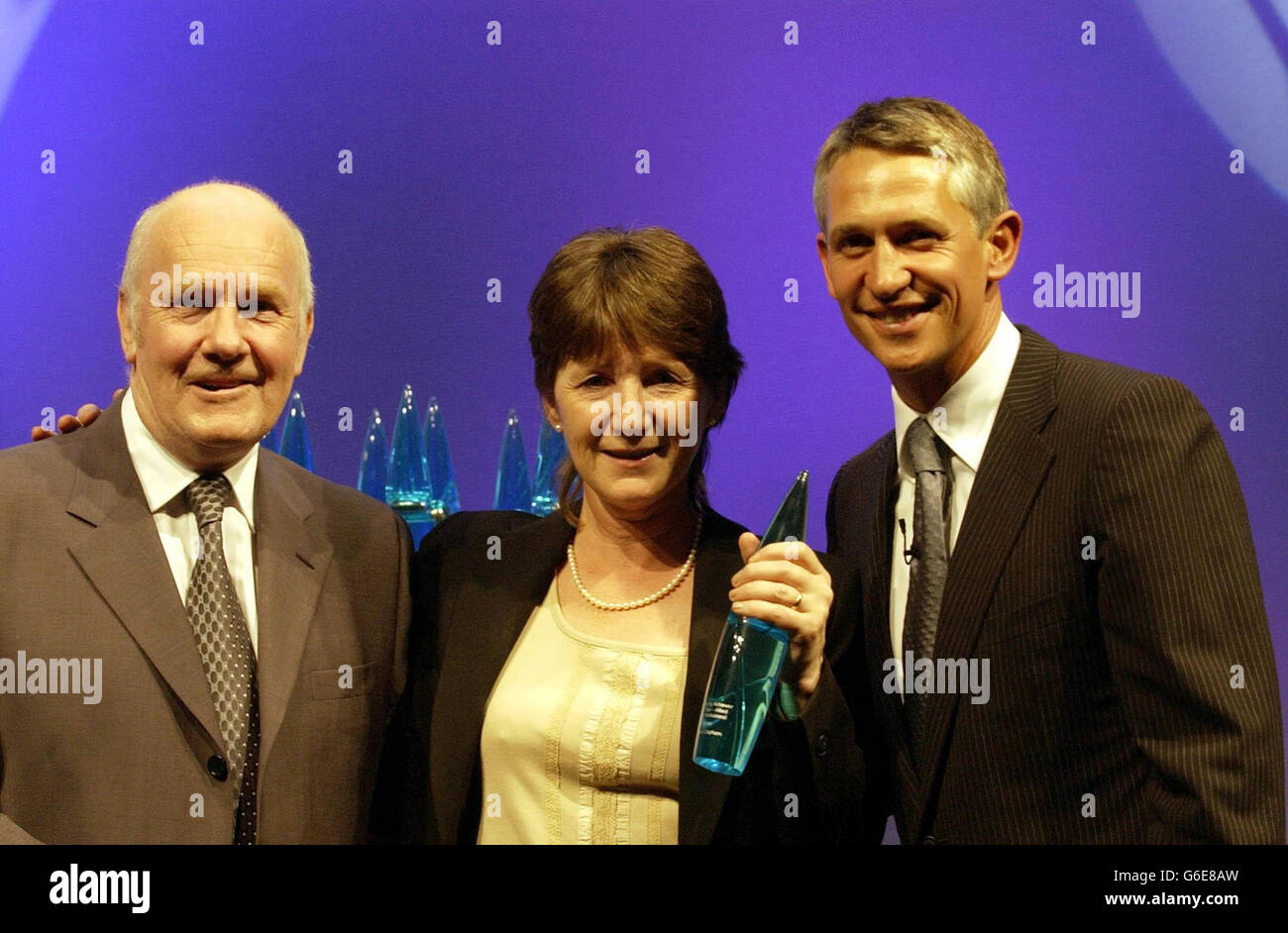 Lorraine Clapham, a Superintendent Physiotherapist from Southampton University Hospitals, receives the Outstanding Achiever Award for Allied Health Professionals, from the Secretary of State for Health, Dr John Reid, and Gary Lineker. * at the Health and Social Care Awards at Billingsgate Market, London, on Tuesday 1st July 2003. The awards recognise Health Care professionals who have pioneered new services for their patients. Stock Photo