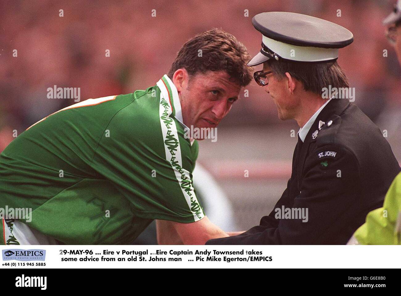 Ireland captain Andy Townsend takes some advice from an old St. Johns man Stock Photo